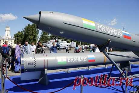 В Индии испытали «меняющую правила игры» ракету BrahMos. Военно-морские силы (ВМС) Индии в воскресенье, 5 марта, успешно испытали корабельную сверхзвуковую ракету Brahmos. Они нанесли точечный удар в Аравийском море. Ракета была оборудована новой головкой самонаведения и разгонным двигателем, созданными индийской Организацией оборонных исследований и разработок (DRDO).