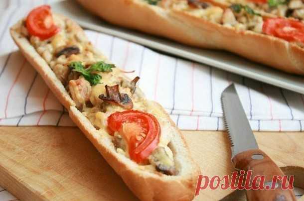 Багет, фаршированный курочкой и грибами - У нас так Багет, фаршированный курочкой и грибами Ингредиенты: Багет — 2 шт. Куриное филе — 1 шт. Шампиньоны — 200 г Помидоры — 1 шт. Лук — 1 шт. Зелень...