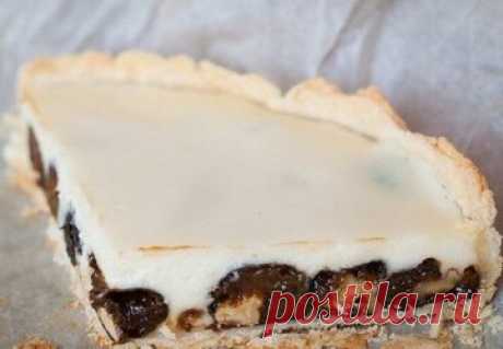 БЕСКОНЕЧНО НЕЖНЫЙ ТВОРОЖНЫЙ ПИРОГ С СУХОФРУКТАМИ — НАСТОЯЩЕЕ НАСЛАЖДЕНИЕ. Ингредиенты: Пшеничная мука 200 г. Творог 200 г. Яйцо 3 шт. Чернослив 225 г. Сливочное масло 100 г. Сахар 85 г. Черносмородиновый ликер 50 мл. Фундук 30 г. Молоко 2 ст. л. Ванильный сахар 10 г. Приготовление: Сначала возьмите чернослив и залейте его ликером или водкой, можете использовать чай, на пару часов. Масло и муку смешайте, всыпьте измельченный жареные орешки и 25г сахара, добавьт...