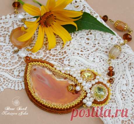 колье &quot;Солнечное&quot;
агат,стразы,жемчуг, бусины., чешский и японский бисер.
Размеры: 
вышитого элемента около 10х6см; 
Длина по меньшей стороне около 48см.