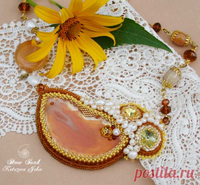 колье "Солнечное"
агат,стразы,жемчуг, бусины., чешский и японский бисер.
Размеры: 
вышитого элемента около 10х6см; 
Длина по меньшей стороне около 48см.