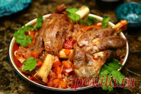 Бараньи голяшки в пряном томатном соусе Бараньи голяшки в пряном томатном соусе - блюдо в индийском стиле, со сложным сочетанием специй и пряностей. Готовить будем довольно долго, но все старания окупятся многократно. Для удобства я взяла консервированные и уже порезанные томаты, но если у вас в наличии свежие - лучше берите их и даже очистите кожицу. Ну и для приготовления обязательно иметь казан или толстостенную жаровню. Трудно сказать, на скольких человек рассчитано эт...