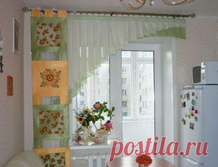 Кухня не просто помещение, где готовят еду, а излюбленное место в доме, где собирается вся семья.  Шторы создают уют и помогают настроить на отдых после тяжелого рабочего дня. Цветовые решения могут быть разными, это зависит от характера человека. К подбору ткани стоит подойти с большой ответственностью. Идеальными считаются ткани из льна с добавлением синтетики. Они легко стираются, устойчивы к сминанию и выглядят просто и благородно.