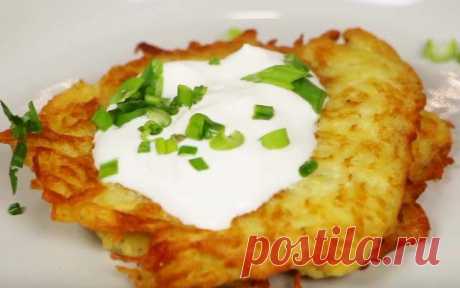 Драники по новому! Этот Рецепт придется по вкусу ВСЕМ ИНГРЕДИЕНТЫкартофель 6 шт.яйца куриные 1 шт.мука 2 ч.л.сметана 150 гспеции по вкусуукроп для подачисоль по вкусумасло растительное для жаркилимонный сок 2