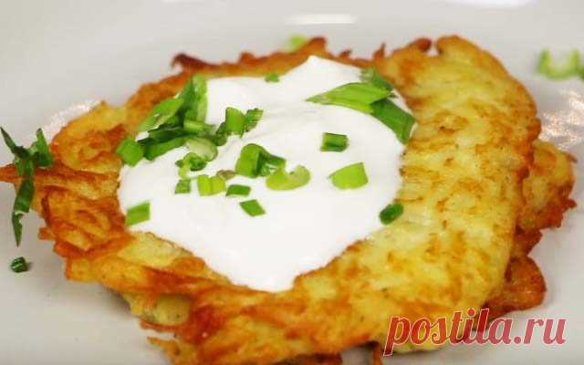 Драники по новому! Этот Рецепт придется по вкусу ВСЕМ ИНГРЕДИЕНТЫкартофель 6 шт.яйца куриные 1 шт.мука 2 ч.л.сметана 150 гспеции по вкусуукроп для подачисоль по вкусумасло растительное для жаркилимонный сок 2