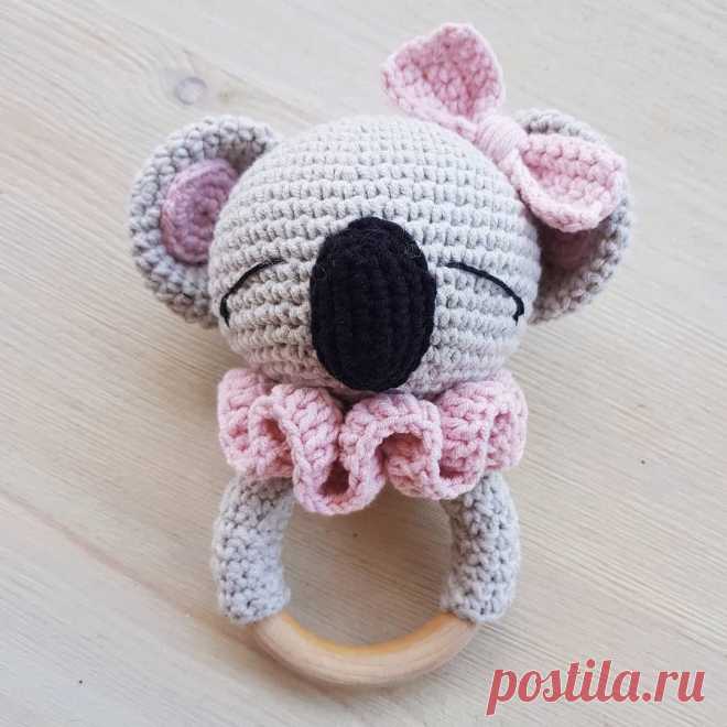 PDF Погремушка Коала крючком. FREE crochet pattern; Аmigurumi animal patterns. Амигуруми схемы и описания на русском. Вязаные игрушки и поделки своими руками #amimore - коала, медвежонок коала, сумчатый медведь, мишка, погремушка.