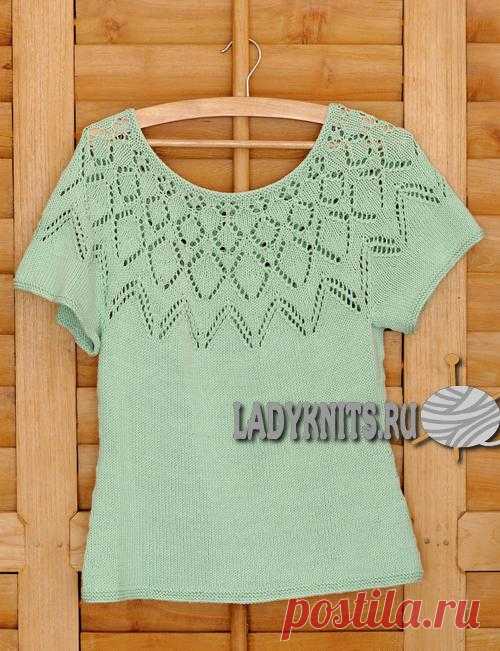 Вязаный спицами бесшовный топ с ажурной кокеткой