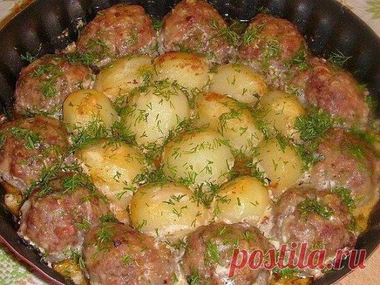 ТОП-6 вкусных рецептов мясных блюд 

1) Котлетки с картошкой в сметанно-томатном соусе
Ингредиенты:
 Фарш-400 гр.
 Лук,чеснок,
 Яйцо,
 Булка(замочить в хол. молоке).
 Мука-2 стол.л.(для панировки).
Приготовление:
Приготовить фарш(как на котлетки),разделить,каждый шарик запанировать в муке.Уложить в смаз. форму,а середину картофель. Запекать в разогр. духовке 15 минут,при 220*. Для соуса смешать 2 стол.л сметаны 1 стол.л кетчупа 0.5 стакана воды,соль,перец. Залить соусом и ...