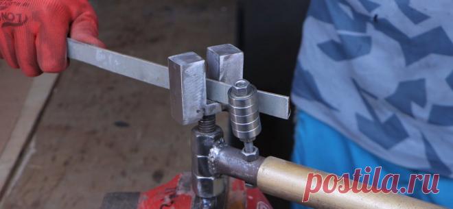 Инструмент для загибания металлических полос Привет всем самоделкинам! В Сегодняшней статье я постараюсь вам подробно описать и показать изготовление одной интересной самоделки, а именно соберём мы сегодня такой полезный инструмент, как ручной загибатель металлических пластин. Это, довольно полезный инструмент для тех, кто частенько работает