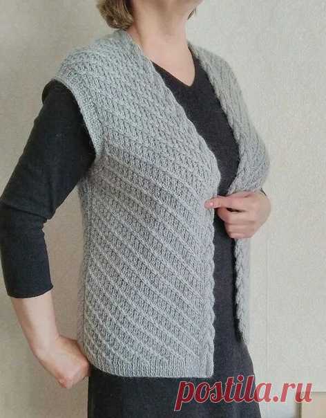 Запись на стене 🌤 Женский жилет спицами узором диагональ.🧶 Оригинальный женский жилет спицами выполнен из пряжи Magic Alaska, состав 25% шерсть, 5% верблюжья шерсть, 70% акрил, 100г/225м. Для размера L-XL потребуется 400г, спицы №3,5 и 4 Для вязания использовался узор диагональ, в качестве планки жилета узор коса. Плотность вязания лицевой глади 20п.х 25р.=10см узор диагональ 24п.=10см  Для спинки набрать 139п. и провязать 10 рядов резинкой 1х...