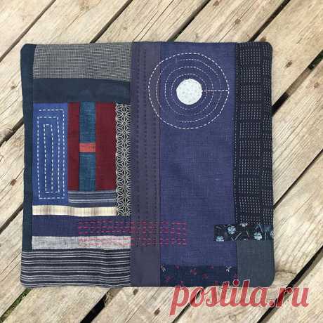 This is the first of the four seat covers I want to make for our folding chairs. I’m using #instatstichwithsue blocks from Sue Spargo’s 2016 #blockofthemonth project with some extra #boro and #sashiko stitching 🧵 ✂️ Готова первая из четырех подушек, которые я планирую сшить для наших загородных складных стульев. За основу взяты лоскутные блоки #instatstichwithsue из проекта Сью Спарго 2016 года, которые дополнены лоскутами в стиле #боро и, конечно же, стежкой #сашико в со...