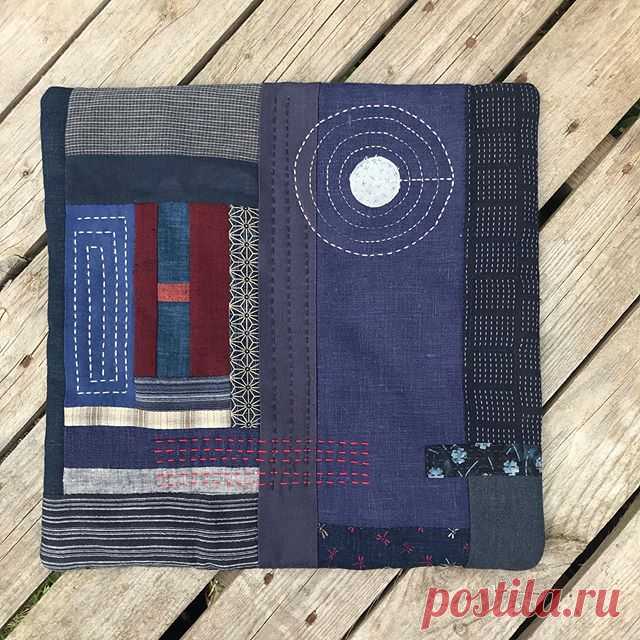 This is the first of the four seat covers I want to make for our folding chairs. I’m using #instatstichwithsue blocks from Sue Spargo’s 2016 #blockofthemonth project with some extra #boro and #sashiko stitching 🧵 ✂️ Готова первая из четырех подушек, которые я планирую сшить для наших загородных складных стульев. За основу взяты лоскутные блоки #instatstichwithsue из проекта Сью Спарго 2016 года, которые дополнены лоскутами в стиле #боро и, конечно же, стежкой #сашико в со...