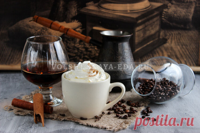 Кофе с коньяком Благородное сочетание кофе и коньяка ценится гурманами во всем мире. В самом простом рецепте эти два ключевых компонента просто смешиваются в одной чашке. Но есть и более сложные варианты приготовления, многокомпонентные, часто с добавлением специй, призванных смягчить и подчеркнуть вкус, привнести в него особые оригинальные нотки.

