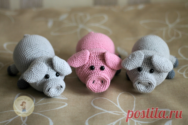 PDF Свинка-лежебока. FREE amigurumi crochet pattern. Бесплатный мастер-класс, схема и описание для вязания игрушки амигуруми крючком. Вяжем игрушки своими руками! Свинка, поросенок, pig, piglet, piggy, свинья, поросёнок. #амигуруми #amigurumi #amigurumidoll #amigurumipattern #freepattern #freecrochetpatterns #crochetpattern #crochetdoll #crochettutorial #patternsforcrochet #вязание #вязаниекрючком #handmadedoll #рукоделие #ручнаяработа #pattern #tutorial #häkeln #amigurumis