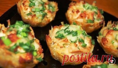 ~Тарталетки из картофеля с куриным филе под чесночно-сырным соусом~ 
Ингредиенты:
- Филе курицы - 700 г
- Майонез - 200 г
- Чеснок - 3 зубчика
- Картофель - 6-8 шт (большие)
- Сыр - 100-200 г
- Зелёный лук
- Соль
Приготовление:
1. Куриное филе нарезать средними кубиками. В сковороду налить водички (