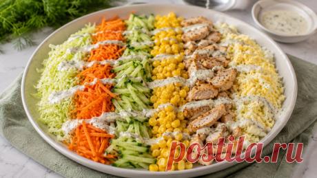Салат «Полосатый» делаю в сезон молодой капусты: ну просто шикарный вкус — и красиво смотрится при подаче