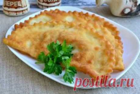 Чебуреки с мясом на кефире Предлагаю вам рецепт приготовления чебуреков с мясом на кефире. Эти чебуреки в моей семье любят больше всего, они получаются очень вкусными. Тесто замешивается на кефире, в готовых чебуреках оно получается хрустящим и слоистым. В мясную начинку также добавляется кефир для придания ей большей сочност