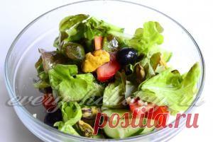 Рецепт салата с мидиями и листьями салата