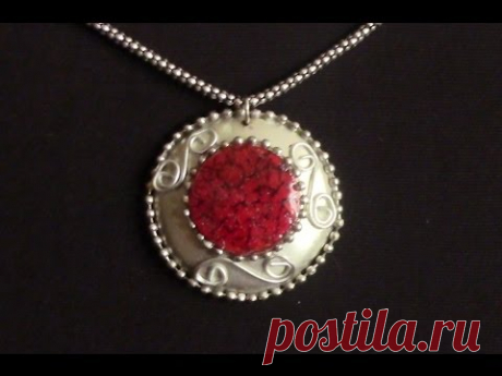 COLGANTE CON LATA DE REFRESCO Y CD. Pendant with can of soda and CD.