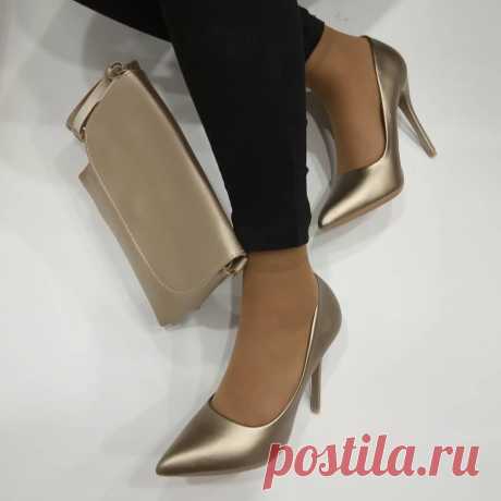 Zapatos de mujer 2019: Imágenes y videos de zapatos de moda para 2019 También hubo novedades inesperadas en 2019, zapatos de época de reina Victoria y franja diagonal. Vamos a ver estilo de zapatos de mujer 2019 de moda.