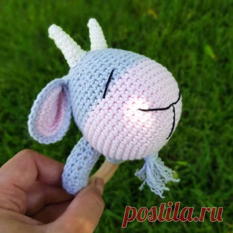 PDF Погремушка Козлёнок крючком. FREE crochet pattern; Аmigurumi animal patterns. Амигуруми схемы и описания на русском. Вязаные игрушки и поделки своими руками #amimore - погремушка козлёнок, козлик, коза, козочка.