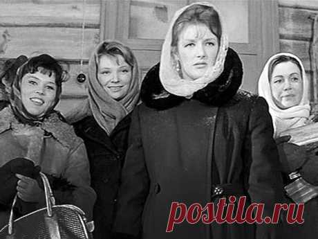 Женское счастье “Девчат” (7 фото) | Чёрт побери Фильм «Девчата» снимался в 1961 году. Сюжет незатейлив: на уральские лесозаготовки приезжает детдомовка Тося с дипломом кулинарного училища и становится поварихой. Про таких говорят: смотреть не на что. Ее селят в общежитскую комнату, где Тоську встречают еще четыре девушки, каждая со своей особинкой: рассудительная Вера, легкомысленная Анфиса, засидевшаяся в девках Надя и звонкая хохотушка Катя. Киноначальство сочло сюжет че...