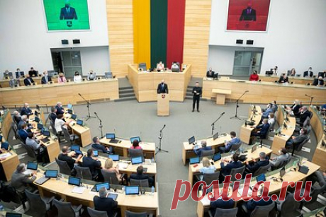 В парламенте Литвы предложили лишать россиян ВНЖ за поездки на родину. Глава комитета Сейма Литвы по национальной безопасности Лауринас Кащюнас предложил лишать видов на жительство (ВНЖ) россиян и белорусов, которые в течение года ездят на родину более одного раза в месяц. Он также рассказал о планах парламента запретить голосовать гражданам России на муниципальных выборах.
