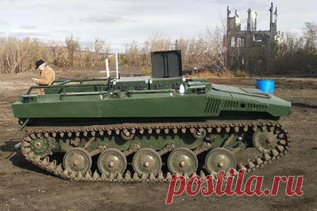 Российский смертоносный «Маркер» станет носителем до 16 квадрокоптеров-камикадзе. Российский перспективный наземный боевой робот «Маркер», называемый смертоносным, может стать носителем до 16 квадрокоптеров-камикадзе «в боксах по четыре штуки», сообщили в Научно-производственном объединении (НПО) «Андроидная техника». Беспилотники могут применяться для тарана беспилотника-нарушителя.