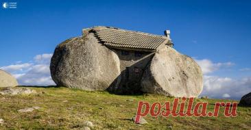 Дом Камень, Португалия В Португалии, в горах недалеко от городка Фафе, есть сказочный дом из валунов. Этот дом был построен между огромными камнями, которые заменяют ему стены. Асимметричные окна и покрытые мхом валуны, бассейн, высеченный в камне — это уникальное строение стало туристической...