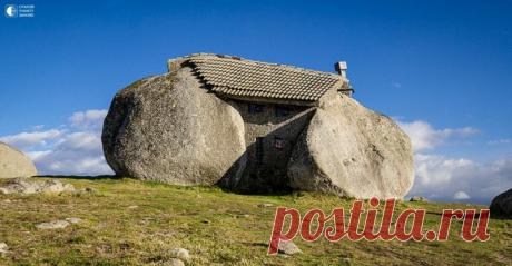 Дом Камень, Португалия В Португалии, в горах недалеко от городка Фафе, есть сказочный дом из валунов. Этот дом был построен между огромными камнями, которые заменяют ему стены. Асимметричные окна и покрытые мхом валуны, бассейн, высеченный в камне — это уникальное строение стало туристической...