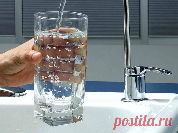 Как можно понизить количество свинца в водопроводной воде, если в здании старой постройки проложены трубы, содержащие свинец? - Здоровье и медицина - Интересное - 100 фактов
Самый простой способ - это открыть кран и дать воде стечь, пока она не станет очень холодной; затем можно набирать воду для употребления вовнутрь. Вода, которая находилась в трубах, содержащих свинец, стекает. Кроме того, холодная вода менее коррозийна, чем горячая,поэтому она содержит