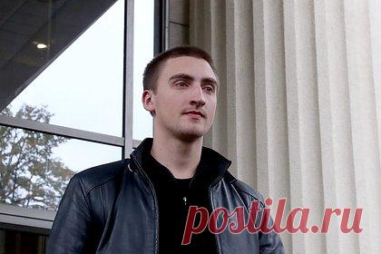 Известный актер Устинов рассказал о полученных в зоне СВО ранениях. Российский актер театра и кино Павел Устинов, снявшийся в таких фильмах, как «Притяжение», «Лед 2» и «Спутник», рассказал о ранениях, которые получил в ходе СВО. Артист поведал, что повредил нервы, мышечные ткани и сухожилия на левой ладони, из-за чего потерял чувствительность руки.