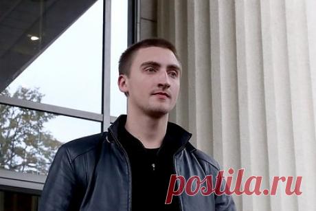 Известный актер Устинов рассказал о полученных в зоне СВО ранениях. Российский актер театра и кино Павел Устинов, снявшийся в таких фильмах, как «Притяжение», «Лед 2» и «Спутник», рассказал о ранениях, которые получил в ходе СВО. Артист поведал, что повредил нервы, мышечные ткани и сухожилия на левой ладони, из-за чего потерял чувствительность руки.