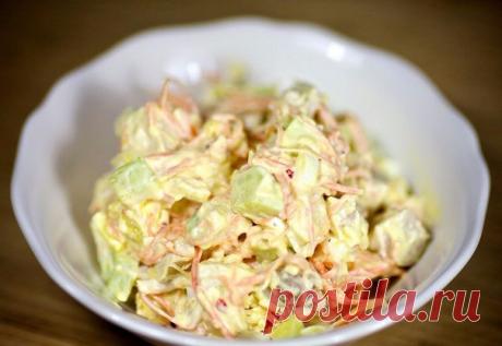 Салат с морковью по-корейски.

Вкуснейший рецепт салата с нежными кусочками курицы, свежими огурцами, вареными яйцами, сыром и ароматной морковью по-корейски.

Ингредиенты
450 гр. курица (филе)
450 гр. морковь (по-корейски)
3 шт. куриное яйцо
3-4 шт. огурец (свежие)
60 гр. сыр (твердый)
по вкусу майонез
по вкусу соль

1. Куриное филе отвариваем в соленой воде 20 минут, остужаем. Яйца отвариваем и очищаем.Сыр натираем.
2. Нарезаем подготовленную вареную курицу на кубики и в...