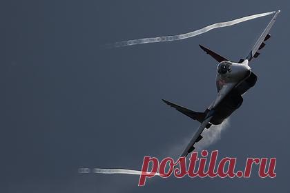 На Украине перехватили самолет контрабандистов у границы над Карпатам. Истребитель украинских ВВС МиГ-29 перехватил на границе над Карпатскими горами самолет Ан-2. По данным источников, в легкомоторном самолете находились контрабандисты, которые собирались перевезти контрафактные табачные изделия в Румынию. После перехвата самолет Ан-2 совершил посадку на аэродроме в Коломые.