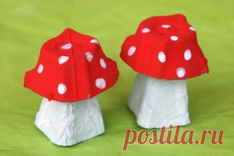 ПОДЕЛКИ ИЗ БРОСОВОГО МАТЕРИАЛА. Из картонной упаковки от яиц можно смастерить очень симпатичные мухоморы. Подробный мастер класс см. на фото.