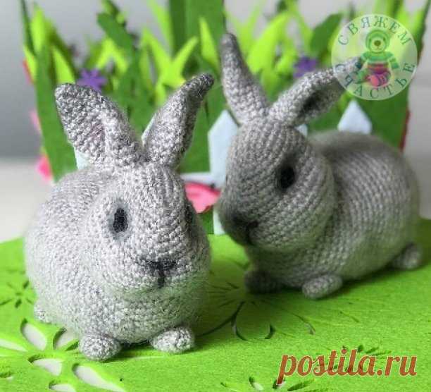 КРОЛИК крючком
Автор описания -  Наталья Ерхова (Crochet by Natalia Erkhova).

Материалы :
1 Основная пряжа Lux Merino 50% Акрил, 50% Шерсть серого цвета.
2 Для глаз пряжа Ирис черного цвета.
Полубусины черного цвета.
3 Для оформления носа пряжа черного цвета.
4 Холофайбер для набивки.
5 Игла для сшивания, вышивки носа и утяжки.
6 Нить серая в тон для сшивания.
7 Крючок, ножницы.

При использовании рекомендованных материалов, длина кролика от мордочки до хвостика - 17 см.,...