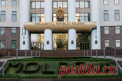 Евросоюз решил дать Молдавии больше денег. Евросоюз решил увеличить макрофинансовую помощь Молдавии до 295 миллионов евро, чтобы страна могла бороться с энергетическим кризисом и поддерживать экономику. Об этом заявила премьер-министр Дании Метте Фредериксен во время совместного брифинга с президентом республики Майей Санду в Кишиневе.