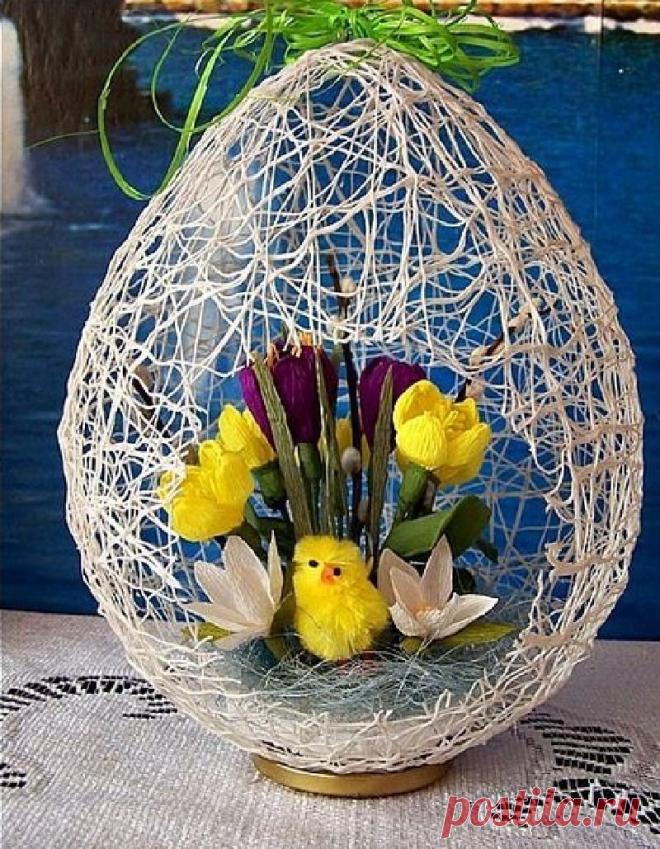 Мастерица залила клеем ПВА моток ниток, чтобы создать прекрасную пасхальную композицию