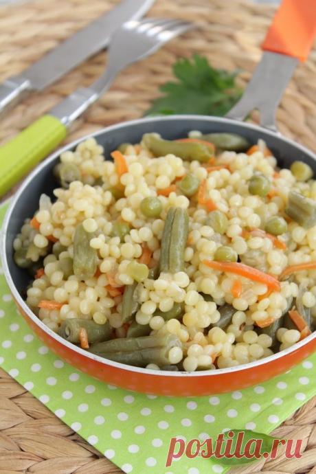 Птитим с овощами | Foodbook.su Птитим - пшеничная крупа наподобие кускуса, отличающаяся от такового более крупными зернами, чем сходна также с турецким булгуром. Можно употреблять как самостоятельное блюдо, либо как гарнир.