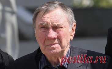 Семья дирижера ансамбля «Березка» Смирнова сообщила о месте его похорон. Прощание с народным артистом России и главным дирижером ансамбля «Березка» Леонидом Смирновым, умершим на 86 году жизни, состоится в траурном зале Николо-Архангельского крематория в Москве в среду, 2 июля, сообщил пасынок музыканта Филипп Кольцов.