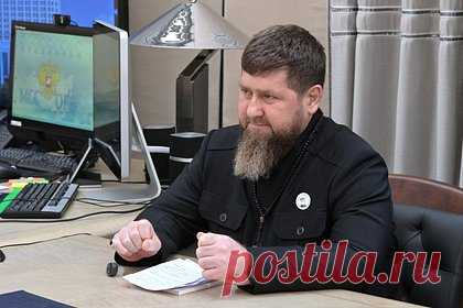 В Чечне задержали подозреваемого в расправе над муллой из кровной мести. Глава Чечни Рамзан Кадыров сообщил, что в понедельник, 15 января, сотрудники МВД России по Шелковскому району задержании подозреваемого в расправе мужчины в станице Воскресеновское. Политик рассказал, что 30-летний задержанный скрывался от стражей правопорядка в лесном массиве, но был отслежен.