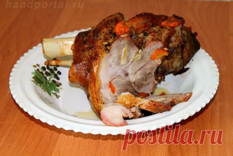 Рецепт приготовления свиной рульки в духовке Узнайте рецепт приготовления свиной рульки в духовке и попробуйте сделать вкусный маринад для запекания мясного блюда, простая инструкция с пошаговыми фото