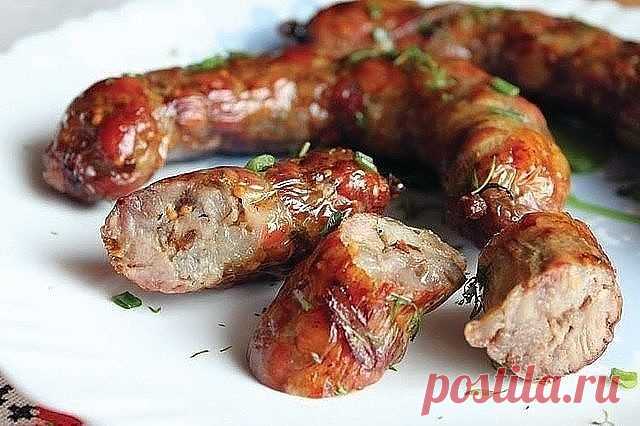 ДОМАШНЯЯ КОЛБАСА В ФОЛЬГЕ
Самая вкусная из всех колбас – это, конечно же, домашняя колбаса, сделанная своими руками, без всяких вредных добавок и примесей.
Но вот проблема: не каждая хозяйка «горит желанием» заморачиваться с кишками. Это кропотливое дело не многих привлекает, особенно с непривычки.
Поэтому сегодня мы вам предлагаем очень простой и потрясающе вкусный рецепт настоящей домашней колбасы, которую можно приготовить без кишок, в фольге. Можно использовать также р...