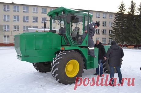2018. Курганские конструкторы Зауральского машиностроительного завода представили зауральским аграриям свою уникальную разработку — сельскохозяйственный трактор Т-240 с инновационной электромеханической трансмиссией