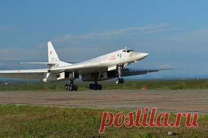 Российские ракетоносцы Ту-160 провели 12-часовой полет. Экипажи стратегических ракетоносцев Ту-160 Воздушно-космических сил России выполнили посадку на военный аэродром в Воркуте в ходе летно-тактических учений, сообщили в Минобороны России. Экипажи отработали беспосадочный перелет с аэродрома базирования и выполнили две дозаправки в воздухе от Ил-78.
