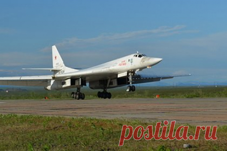 Российские ракетоносцы Ту-160 провели 12-часовой полет. Экипажи стратегических ракетоносцев Ту-160 Воздушно-космических сил России выполнили посадку на военный аэродром в Воркуте в ходе летно-тактических учений, сообщили в Минобороны России. Экипажи отработали беспосадочный перелет с аэродрома базирования и выполнили две дозаправки в воздухе от Ил-78.