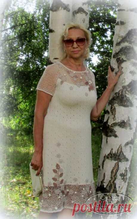 Цветочный беж...
Ну вот и закончила, наконец, платье. И даже успела сфотографировать его на улице (лето, к счастью, продолжается). Верх я уже показывала здесь https://ok.ru/group57483380719661/topic/152022660952109 , теперь платье целиком. Внизу широкая полоса (16 см), как и кокетка, связана в технике ИК из тех мотивов, только расположены они более плотно (чтобы меньше просвечивало)