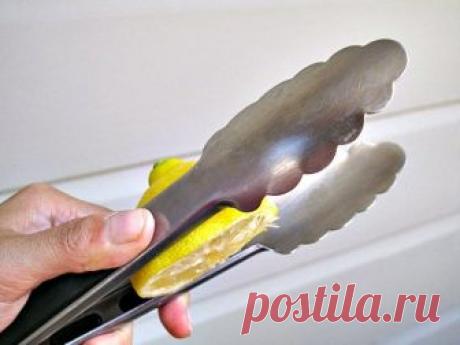 17 необычных применений обычных вещей!

1. Чайные пакетики как освежитель воздуха

Сложите несколько использованных чайных пакетиков в банку и поставьте в холодильник – они абсорбируют неприятные запахи
Показать полностью…