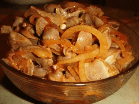 Рецепт приготовление куриных желудочков по корейский
Очень вкусный рецепт куриных желудочков!
Приготовление и продукты:
Отварить 1 кг почищенных куриных желудков до мягкости (примерно 1,5 ч). Порезать соломкой. 
2 крупные луковицы порезать полукольцами и немного обжарить. 
Соединить желудочки и лук, немного посолить, поперчить по вкусу (должны быть слегка остренькие), 
Выдавить 2-3 зубчика чеснока, 
влить 3-4 ст.лож соевого соуса и 
1 ст. лож. 9%уксуса. 
Перемешать, дать часов 8-10 помари